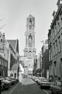831400 Gezicht op de Domtoren te Utrecht vanaf het Buurkerkhof.